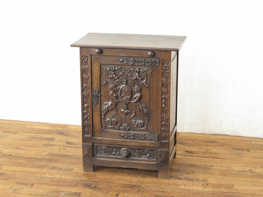 アンティーク家具　美しい彫刻のキャビネット　62955