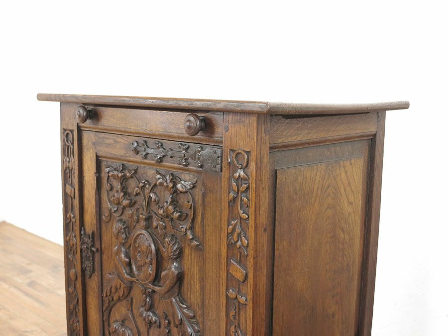アンティーク家具　美しい彫刻のキャビネット　62955