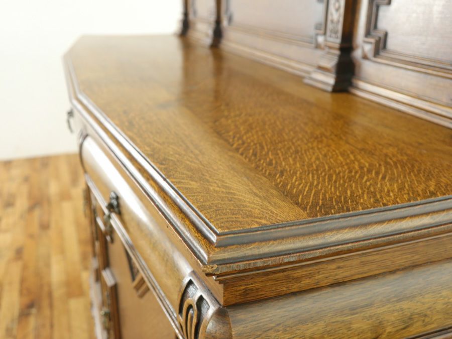 イギリスアンティークサイドボード　葡萄の彫刻