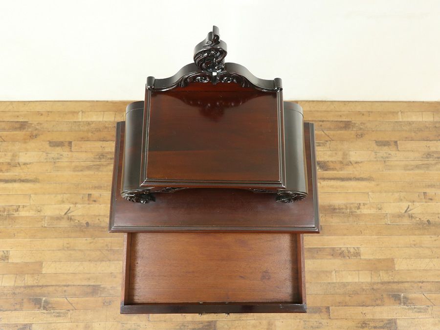 コンパクトながらも堂々たる佇まいのミュージックキャビネット 58165