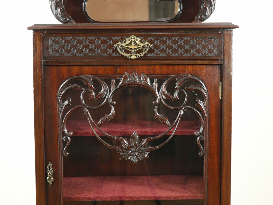 コンパクトながらも堂々たる佇まいのミュージックキャビネット 58165