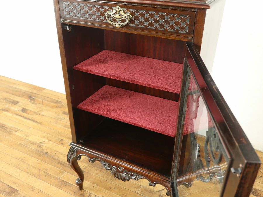 コンパクトながらも堂々たる佇まいのミュージックキャビネット 58165