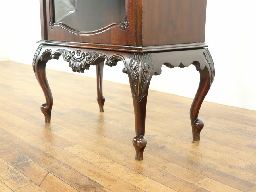 コンパクトながらも堂々たる佇まいのミュージックキャビネット 58165