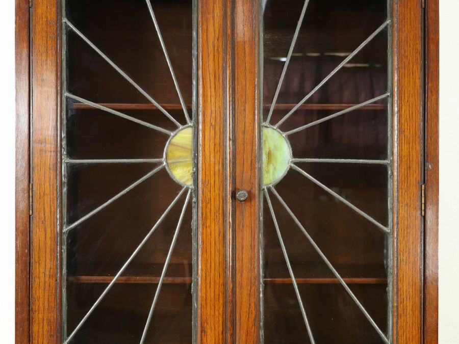 ステンドグラスが可愛らしいスリムサイズ ブックビューロー 59307