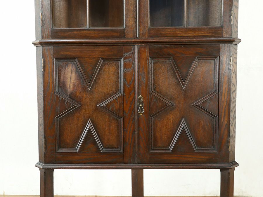 無垢材の味わいも魅力 イギリスアンティーク コーナーキャビネット