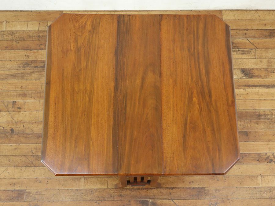 直線的ですっきりとしたデザイン エドワーディアン サザーランド