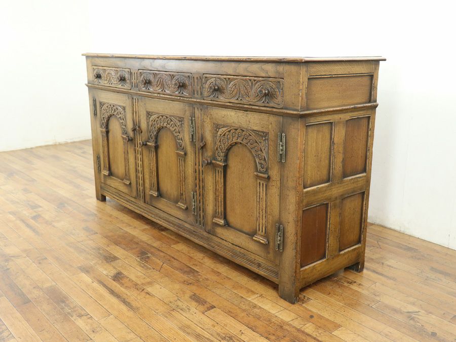 ゴシックの重厚なデザイン イプスウィッチサイドボード 80094