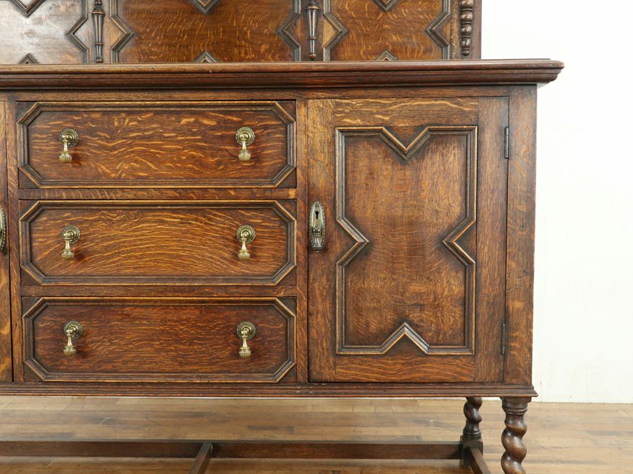 イギリスアンティーク家具らしさを感じるデザイン サイドボード 80731