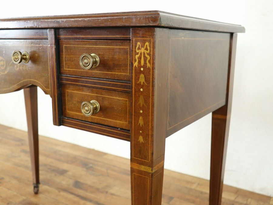 すっきりと上品なたたずまいのエドワーディアンレディデスク 80858