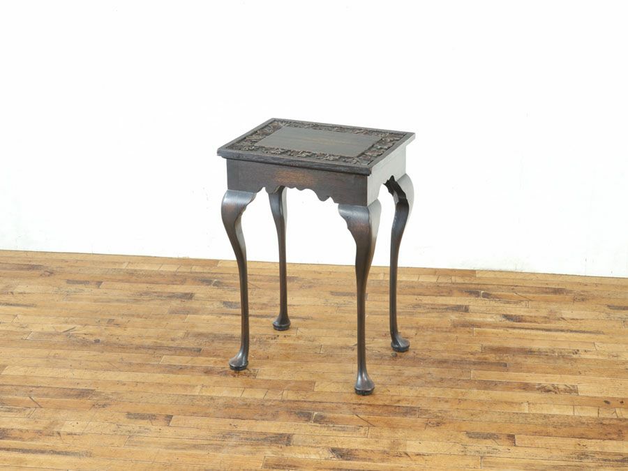 小ぶりサイズと美しい彫刻などにイギリスアンティーク家具らしい個性を感じるサイドテーブル 80716