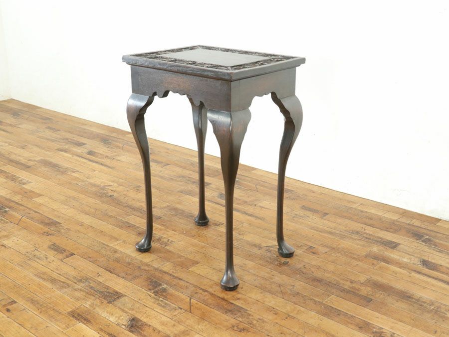 小ぶりサイズと美しい彫刻などにイギリスアンティーク家具らしい個性を感じるサイドテーブル 80716