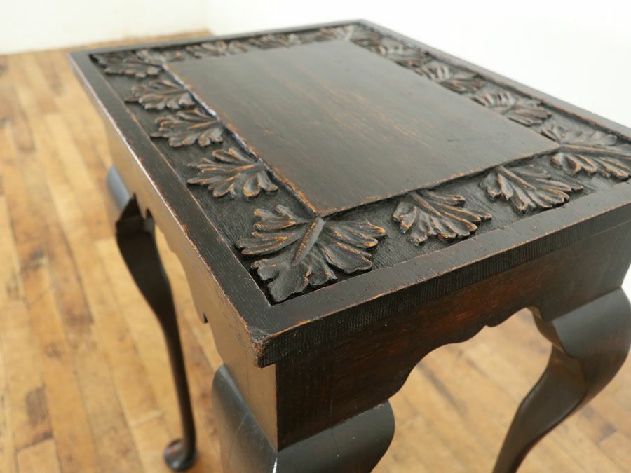 小ぶりサイズと美しい彫刻などにイギリスアンティーク家具らしい個性を
