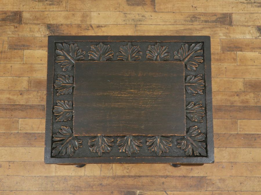 小ぶりサイズと美しい彫刻などにイギリスアンティーク家具らしい個性を感じるサイドテーブル 80716