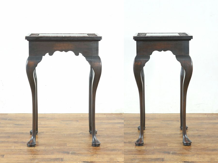 小ぶりサイズと美しい彫刻などにイギリスアンティーク家具らしい個性を感じるサイドテーブル 80716