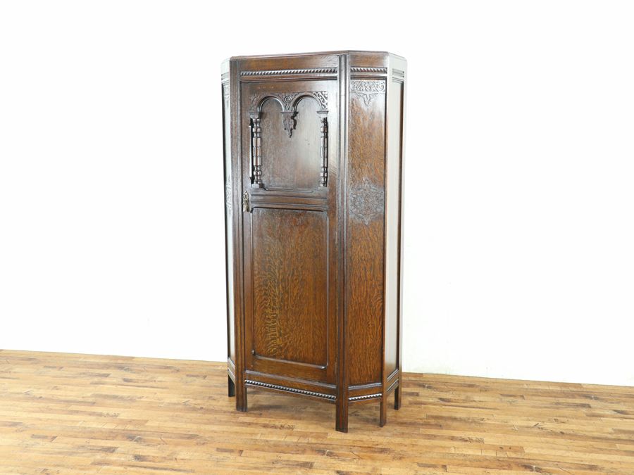 立体的な装飾に感じるこだわりのデザインと不思議な魅力のワードローブ 80854