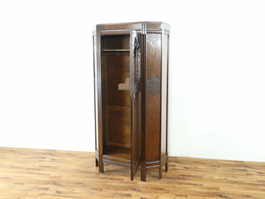 立体的な装飾に感じるこだわりのデザインと不思議な魅力のワードローブ 80854