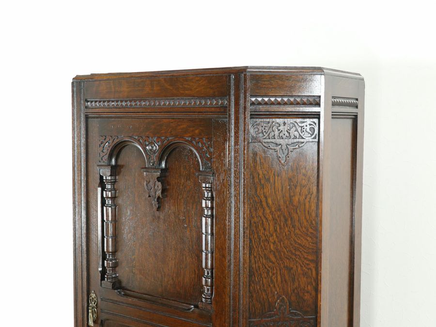 立体的な装飾に感じるこだわりのデザインと不思議な魅力のワードローブ 80854