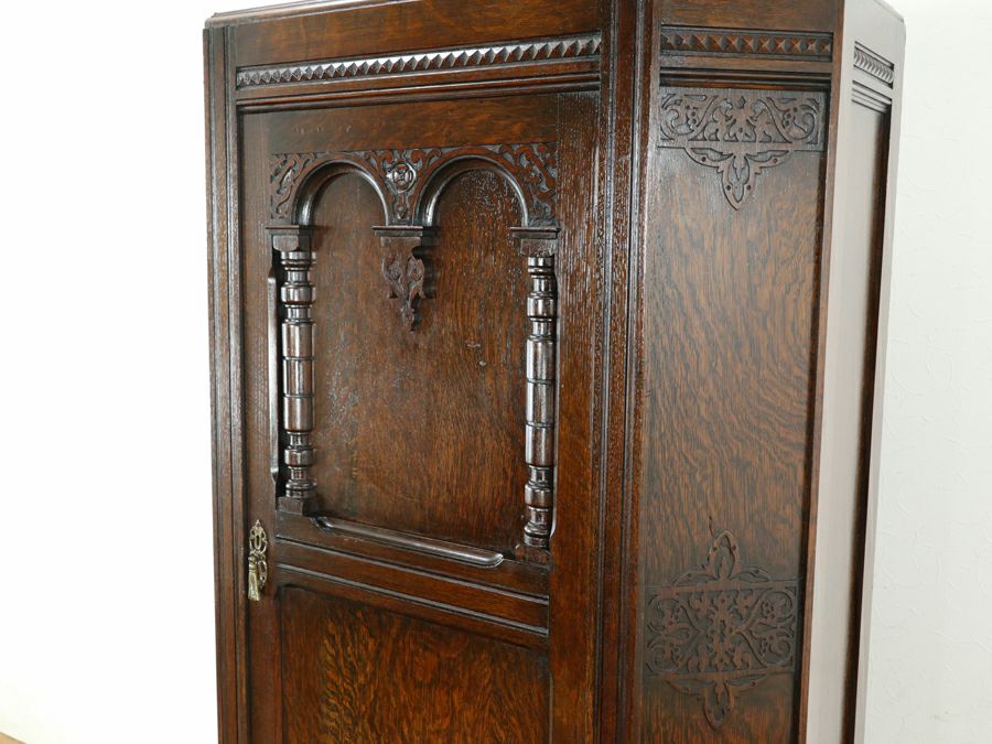 立体的な装飾に感じるこだわりのデザインと不思議な魅力のワードローブ 80854