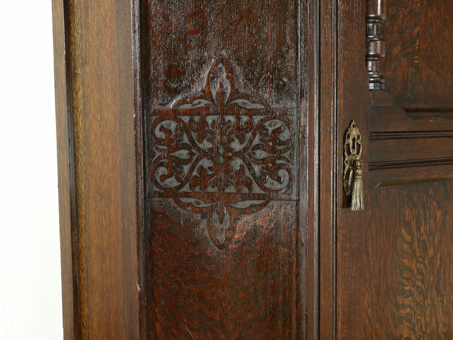 立体的な装飾に感じるこだわりのデザインと不思議な魅力のワードローブ 80854