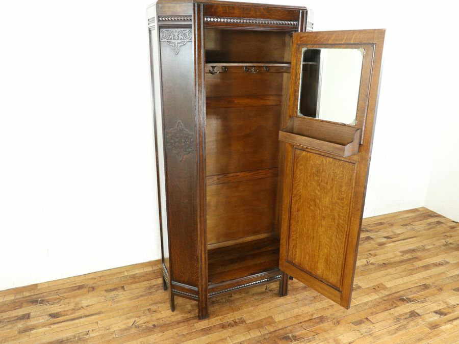 立体的な装飾に感じるこだわりのデザインと不思議な魅力のワードローブ 80854