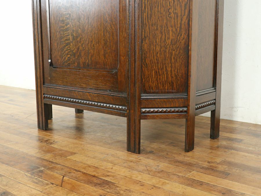 立体的な装飾に感じるこだわりのデザインと不思議な魅力のワードローブ 80854