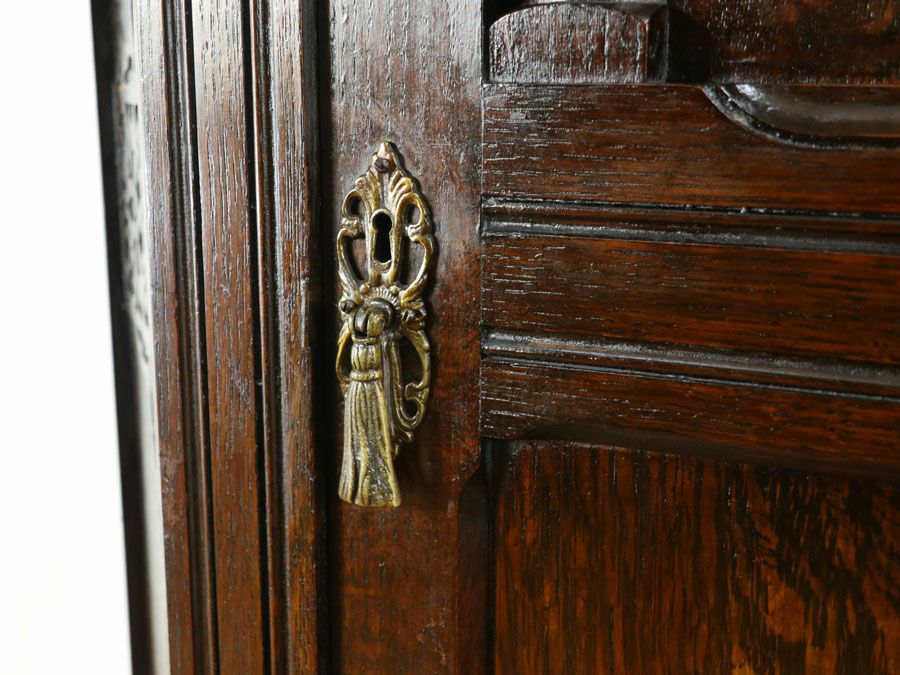 立体的な装飾に感じるこだわりのデザインと不思議な魅力のワードローブ 80854