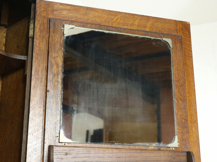 立体的な装飾に感じるこだわりのデザインと不思議な魅力のワードローブ 80854