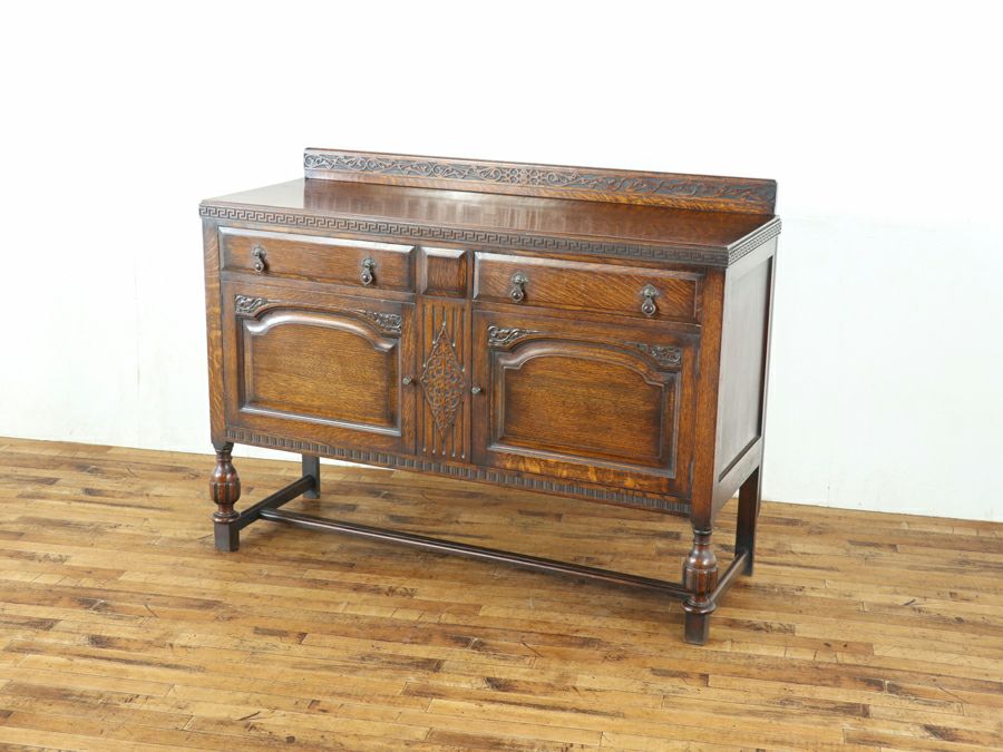 美しい杢目と収納部のレイアウトも魅力のサイドボード 80775