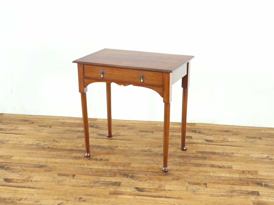 デスクとしても使えそうな天板のデザインも魅力の引き締まった雰囲気のサイドテーブル 80876