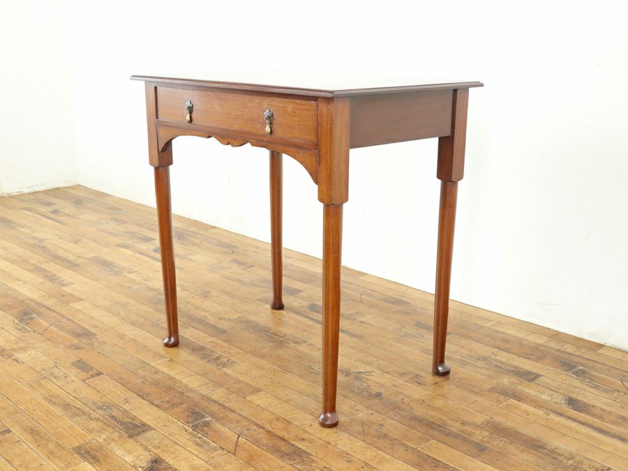 デスクとしても使えそうな天板のデザインも魅力の引き締まった雰囲気のサイドテーブル 80876