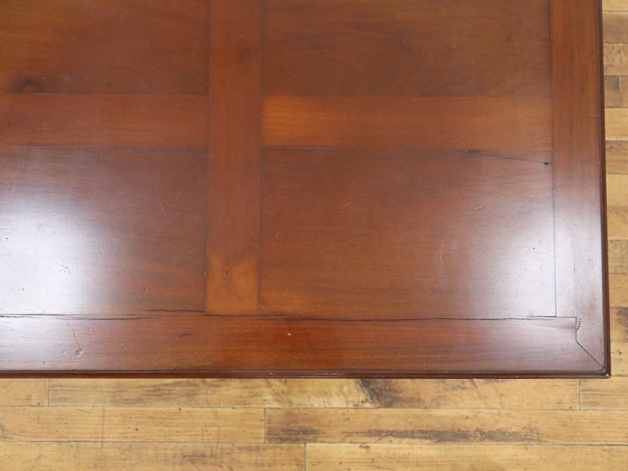 デスクとしても使えそうな天板のデザインも魅力の引き締まった雰囲気のサイドテーブル 80876