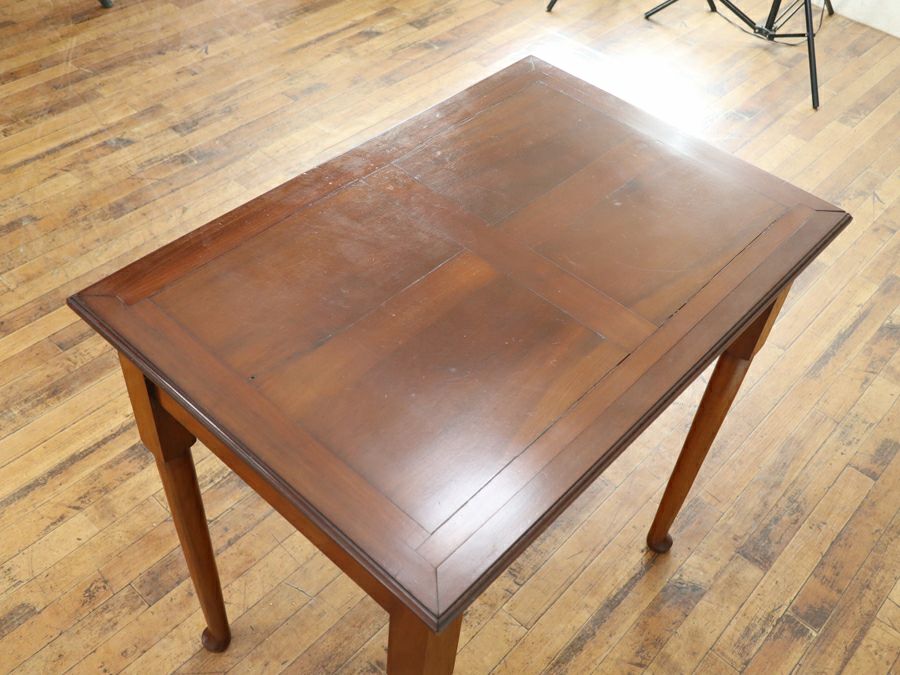 デスクとしても使えそうな天板のデザインも魅力の引き締まった雰囲気のサイドテーブル 80876