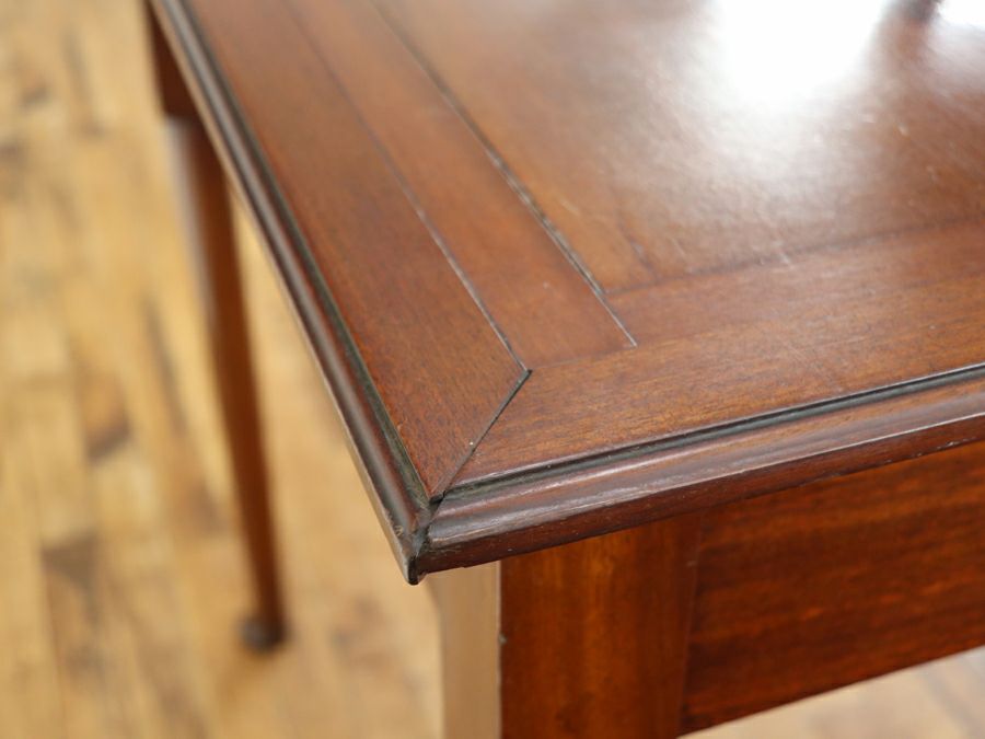 デスクとしても使えそうな天板のデザインも魅力の引き締まった雰囲気のサイドテーブル 80876