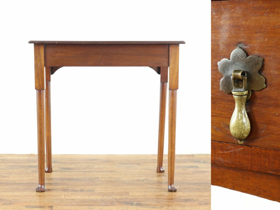 デスクとしても使えそうな天板のデザインも魅力の引き締まった雰囲気のサイドテーブル 80876