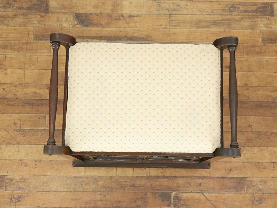 特徴的な収納部のピアノスツール 80669