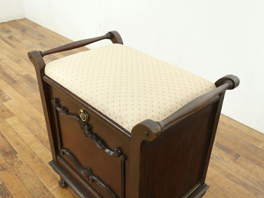 特徴的な収納部のピアノスツール 80669