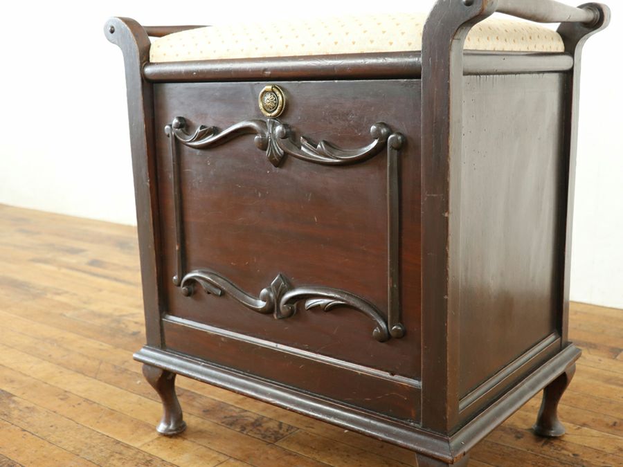 特徴的な収納部のピアノスツール 80669