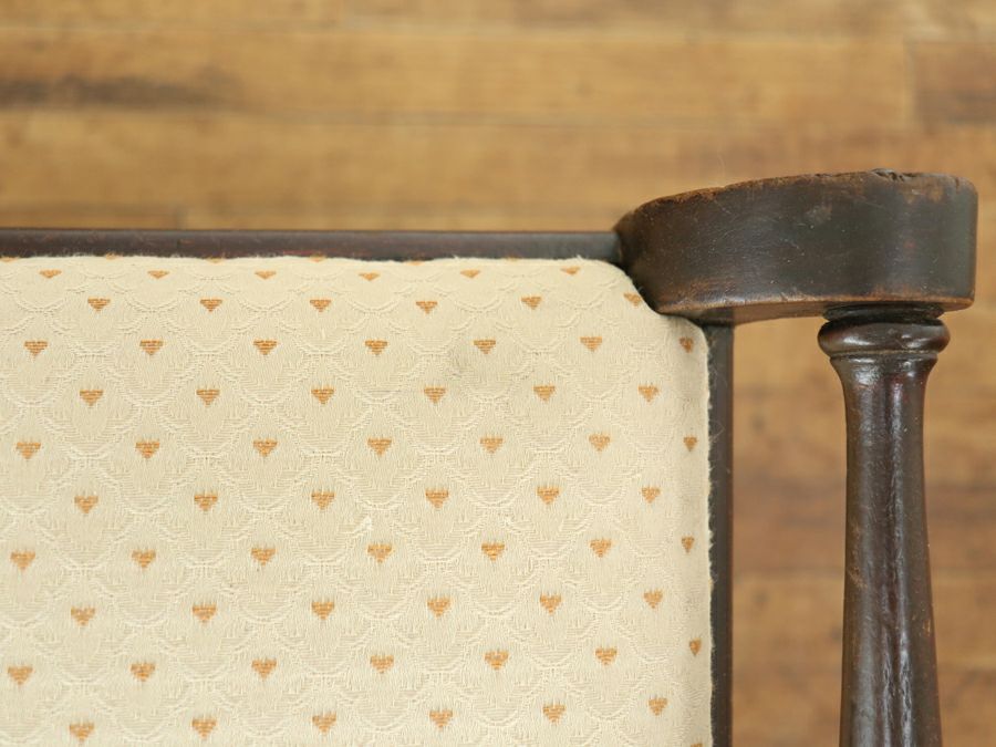 特徴的な収納部のピアノスツール 80669