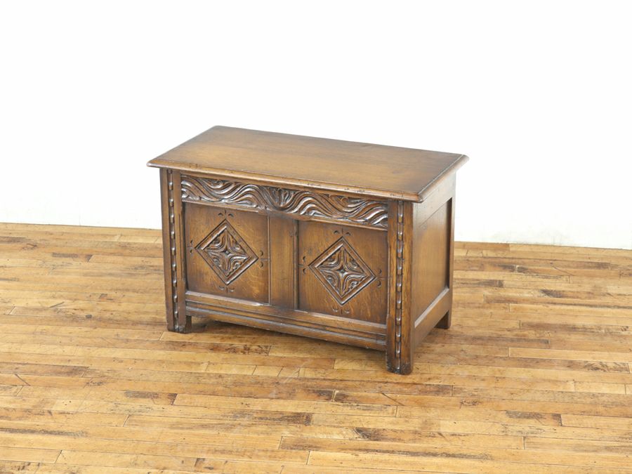 小ぶりで珍しいサイズ、チューダー様式の伝統を受け継ぐコファー 80787