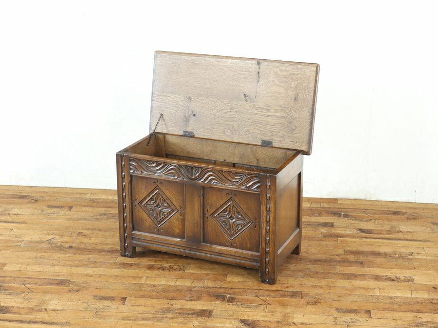 小ぶりで珍しいサイズ、チューダー様式の伝統を受け継ぐコファー 80787