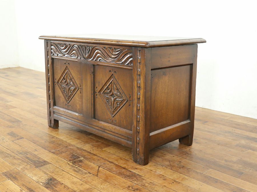 小ぶりで珍しいサイズ、チューダー様式の伝統を受け継ぐコファー 80787