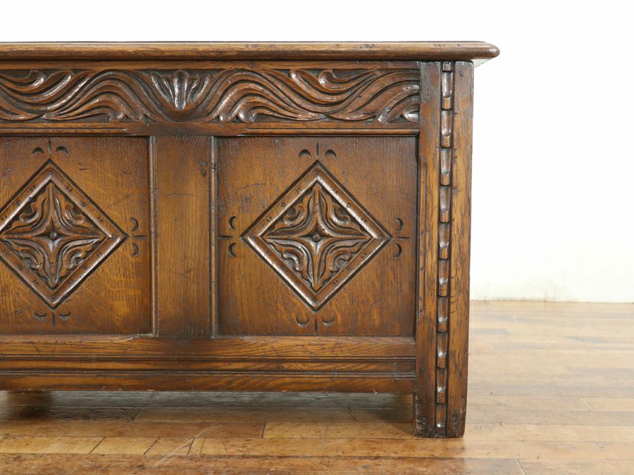 小ぶりで珍しいサイズ、チューダー様式の伝統を受け継ぐコファー 80787