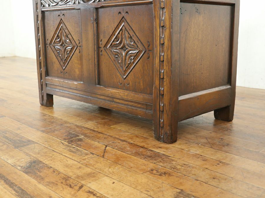 小ぶりで珍しいサイズ、チューダー様式の伝統を受け継ぐコファー 80787