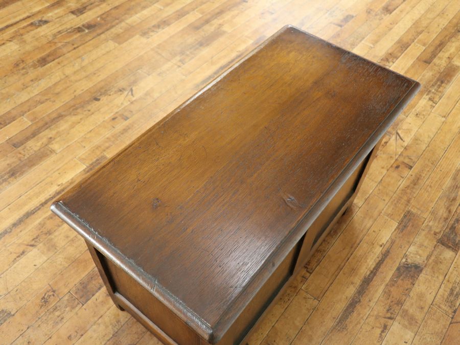 小ぶりで珍しいサイズ、チューダー様式の伝統を受け継ぐコファー 80787