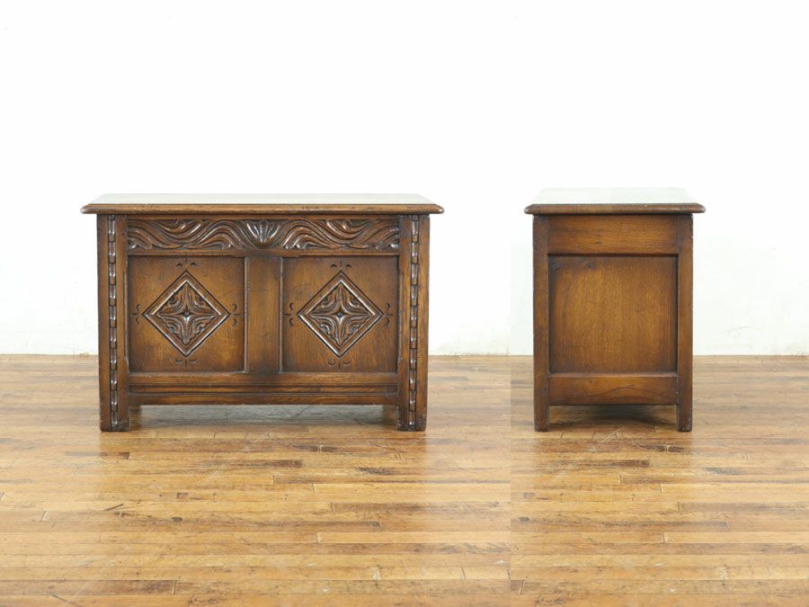 小ぶりで珍しいサイズ、チューダー様式の伝統を受け継ぐコファー 80787