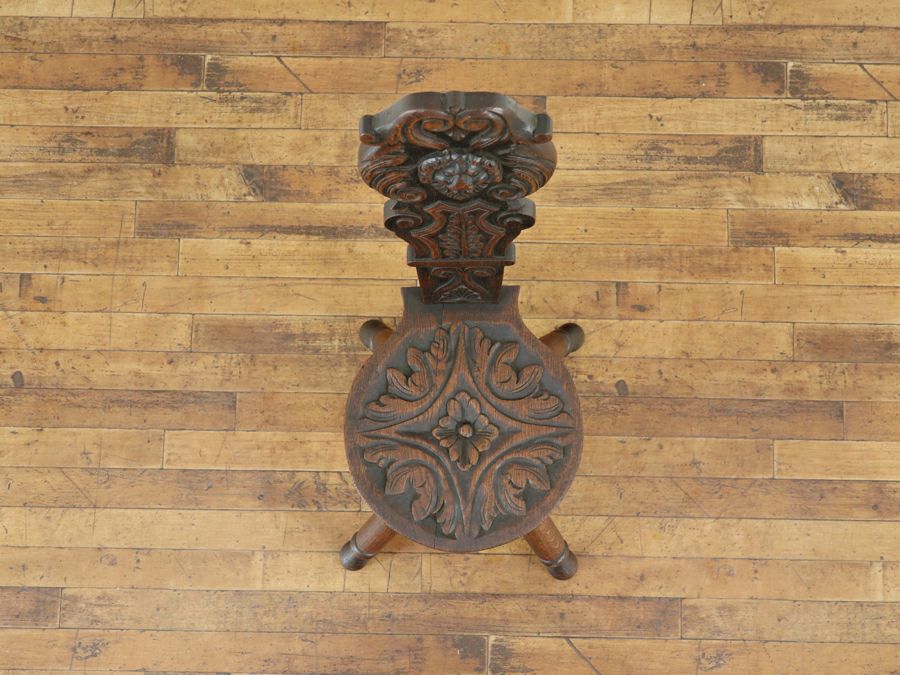 小さくても貫禄のあるたたずまいのイギリスアンティーク家具 スピニングチェア 80661