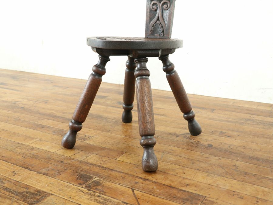 小さくても貫禄のあるたたずまいのイギリスアンティーク家具 スピニングチェア 80661