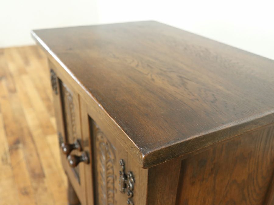 扉部分の彫刻も魅力 ナイトテーブル 80650