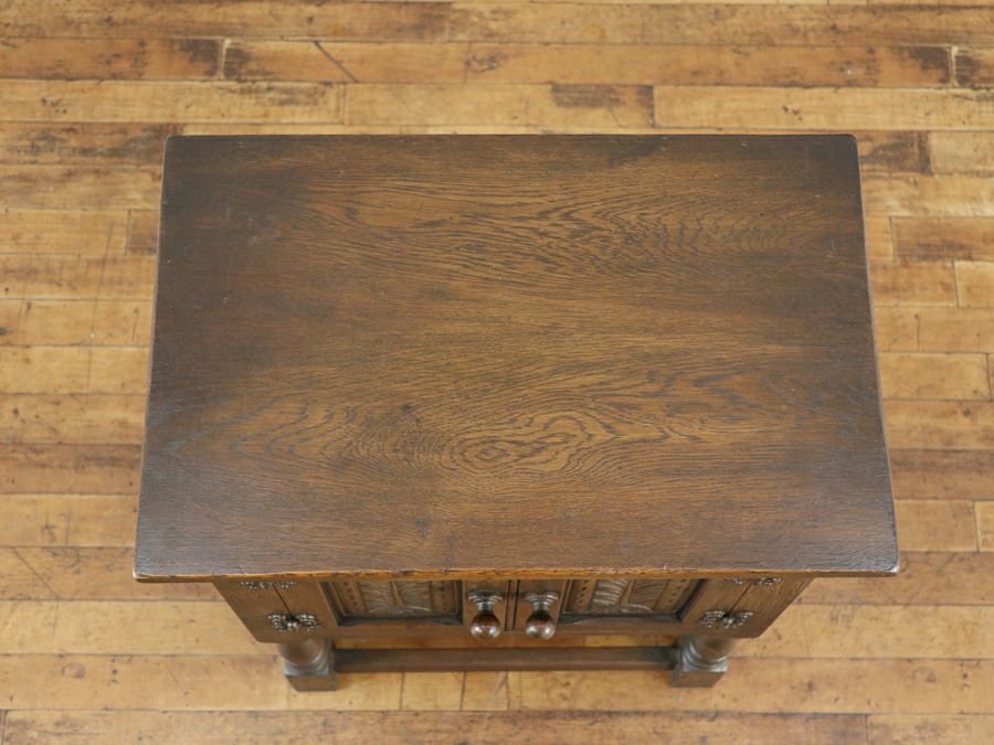 扉部分の彫刻も魅力 ナイトテーブル 80650