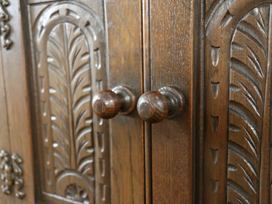 扉部分の彫刻も魅力 ナイトテーブル 80650